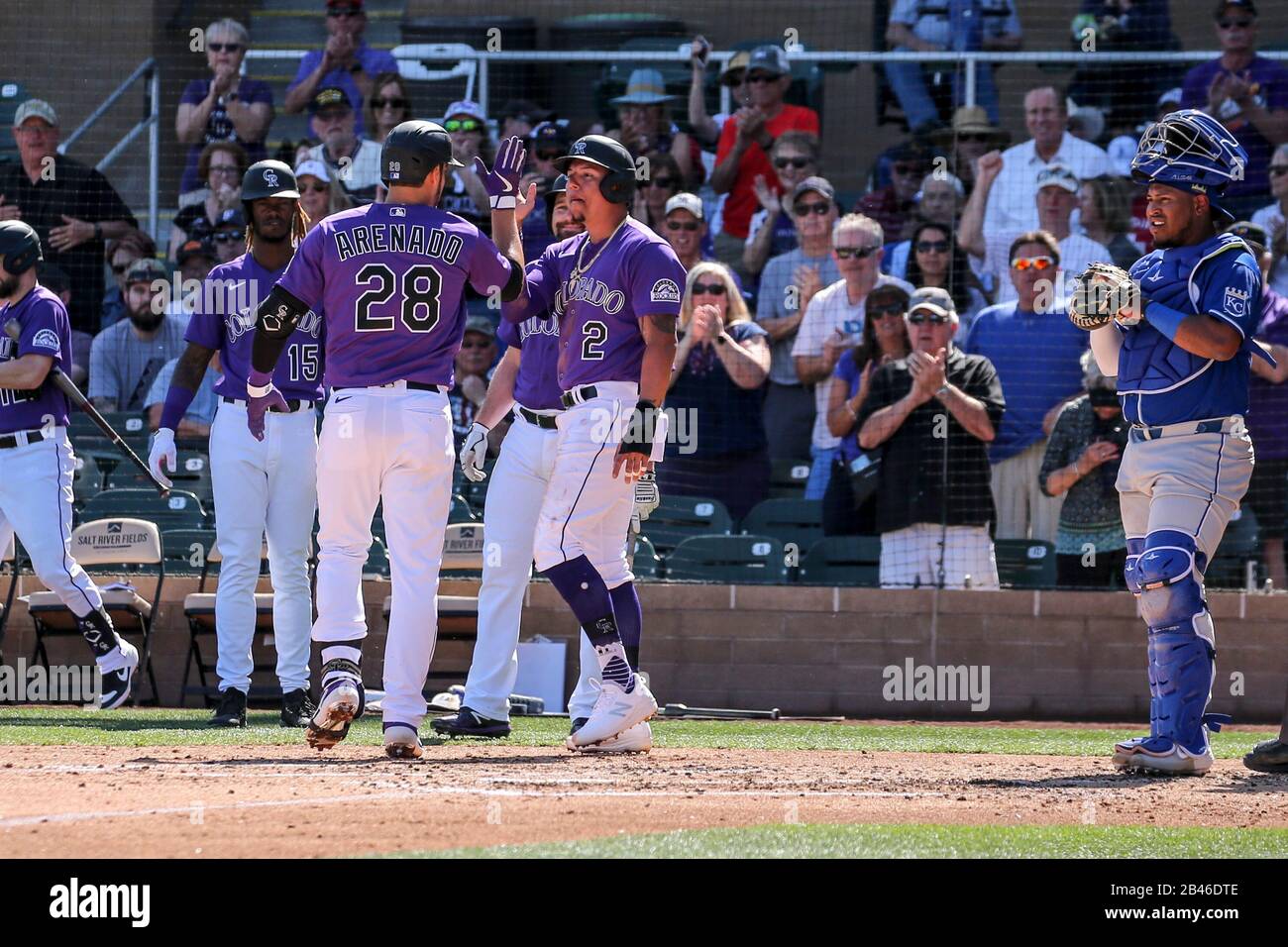 Mannschaftskameraden der Colorado Rockies gratulieren dem dritten Baseman Nolan Arenado (28), nachdem er einen 3-Run-Home-Run im 2. Inning während eines Baseball-Frühjahrs am Donnerstag, 5. März 2020, in Scottsdale, Arizona, USA, erreicht hat. (Foto von IOS/ESPA-Images) Stockfoto