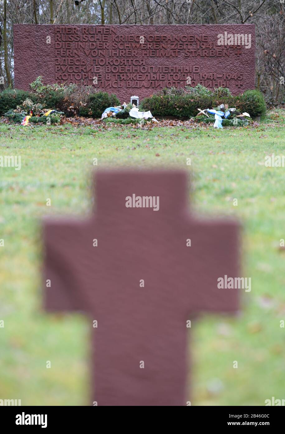 Klein Zimmern, Deutschland. Januar 2020. Steinkreuze und ein Gedenkstein stehen auf dem Russischen Kriegsfriedhof außerhalb des kleinen Dorfes im Landkreis Darmstadt-Dieburg. Zwischen dem späten Herbst 1941 und dem Ende des Krieges 1945 wurden hier Gefangene der Roten Armee beigesetzt, die im St.-Josefs Haus, einem NS-Reservelazarett, starben. Es sind 379 bestätigte Tote zu beklagen. (Zu dpa 'Anonymous Cemetery at the Edge of the Village - Erinnerung ohne Namen') Credit: Arne Dedert / dpa / Alamy Live News Stockfoto