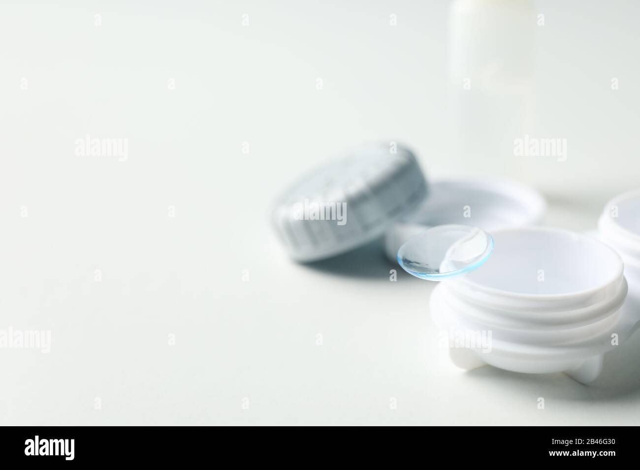 Kontaktlinsen und Tasche auf weißem Hintergrund, Nahaufnahme Stockfoto
