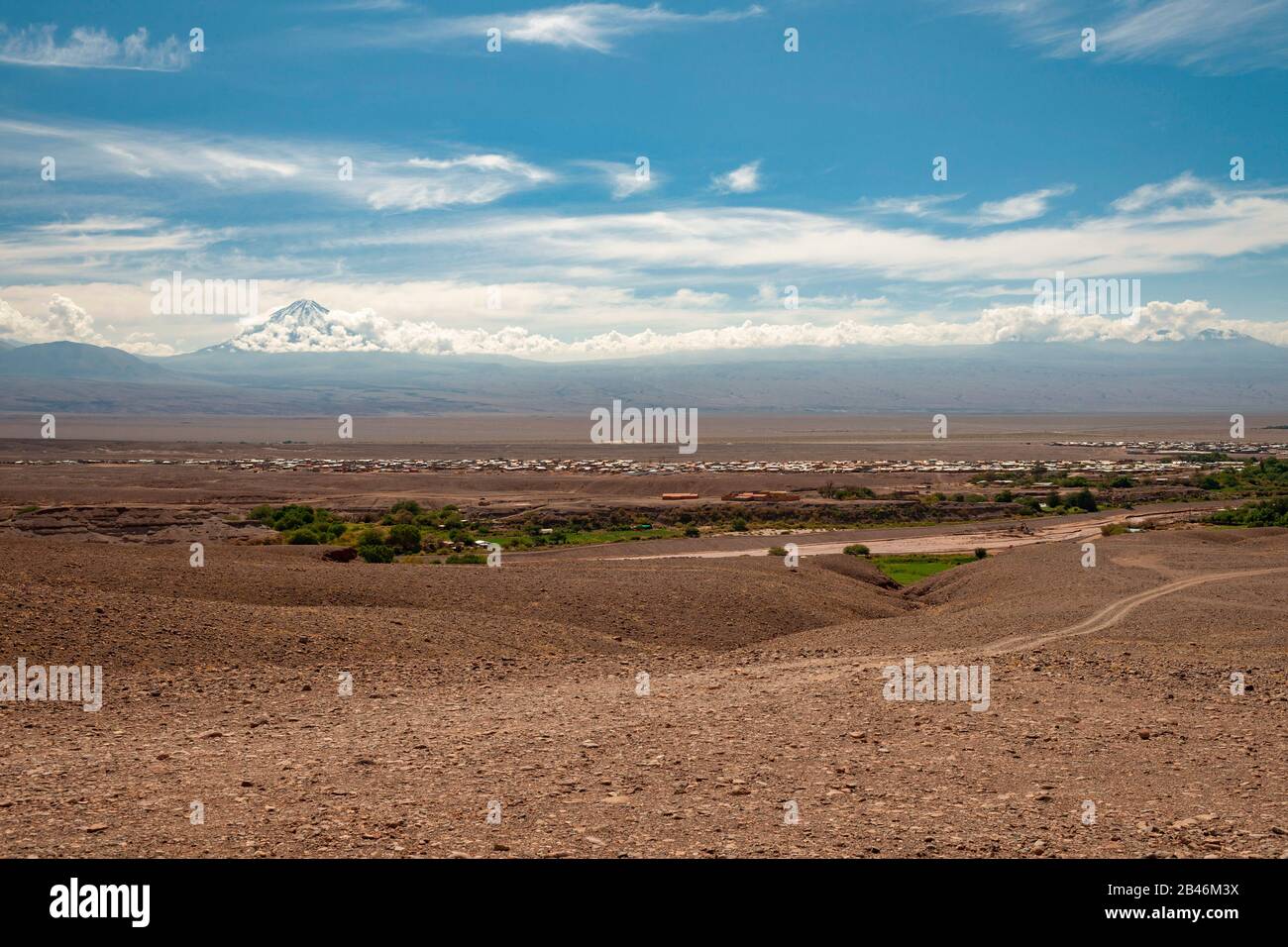 Die Stadt San Pedro de Atacama und der Vulkan Licancabur im Norden Chiles. Stockfoto