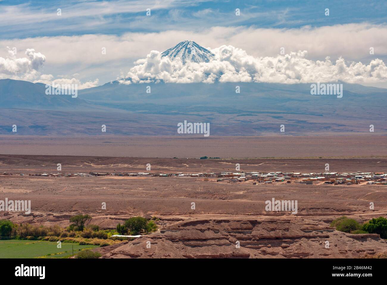 Der Vulkan Licancabur und der Stadtrand der Stadt San Pedro de Atacama im Norden Chiles. Stockfoto