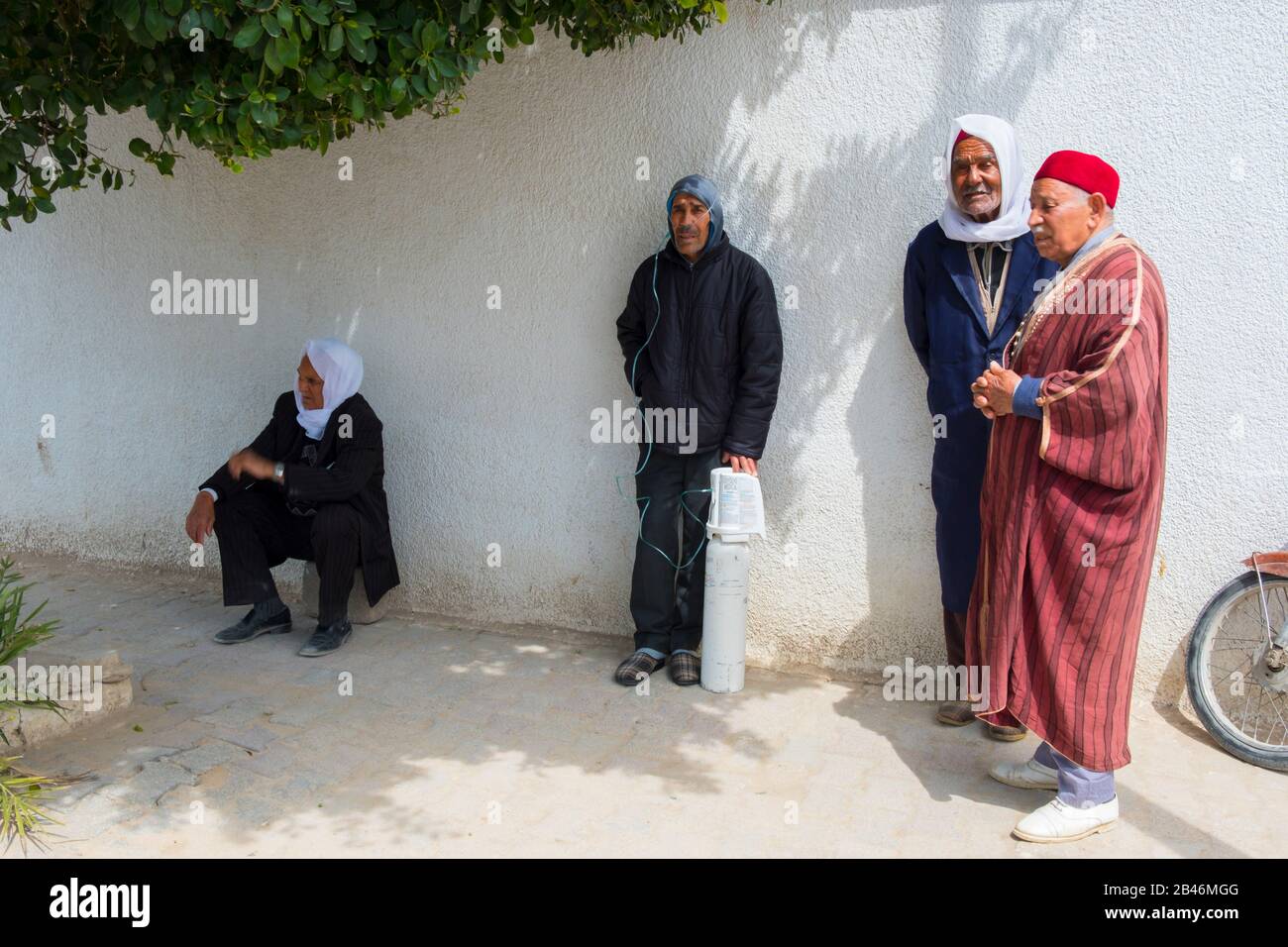 Alte Männer in einer Straße. Stockfoto
