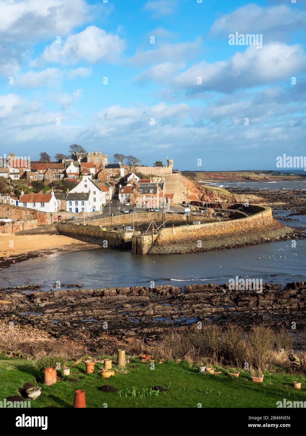 Crail Harbour vom Fife Coast Path in Crail East Neuk von Fife Scotland Stockfoto