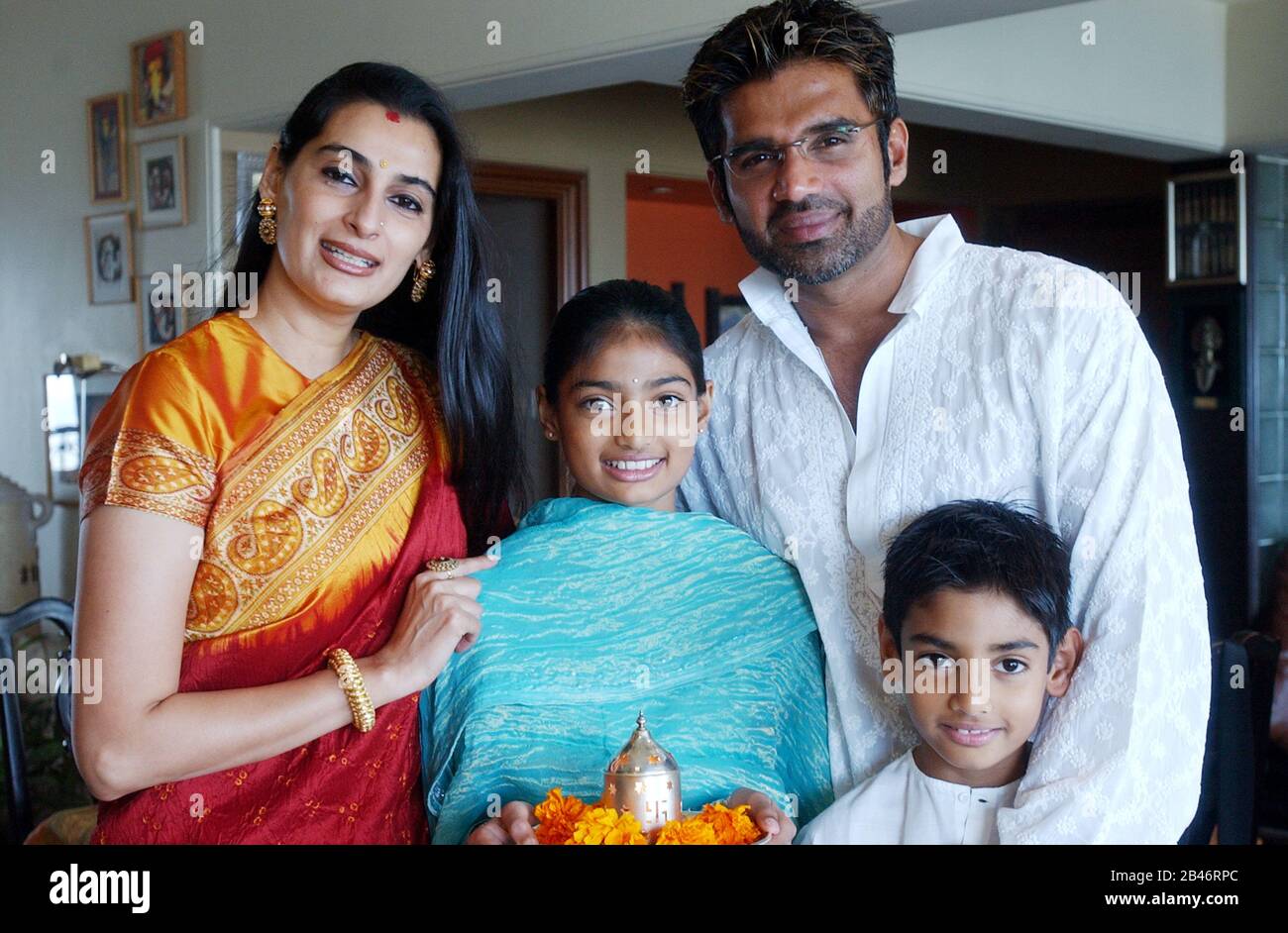 Indischer bollywood-Filmschauspieler sunil shetty mit Familie Stockfoto