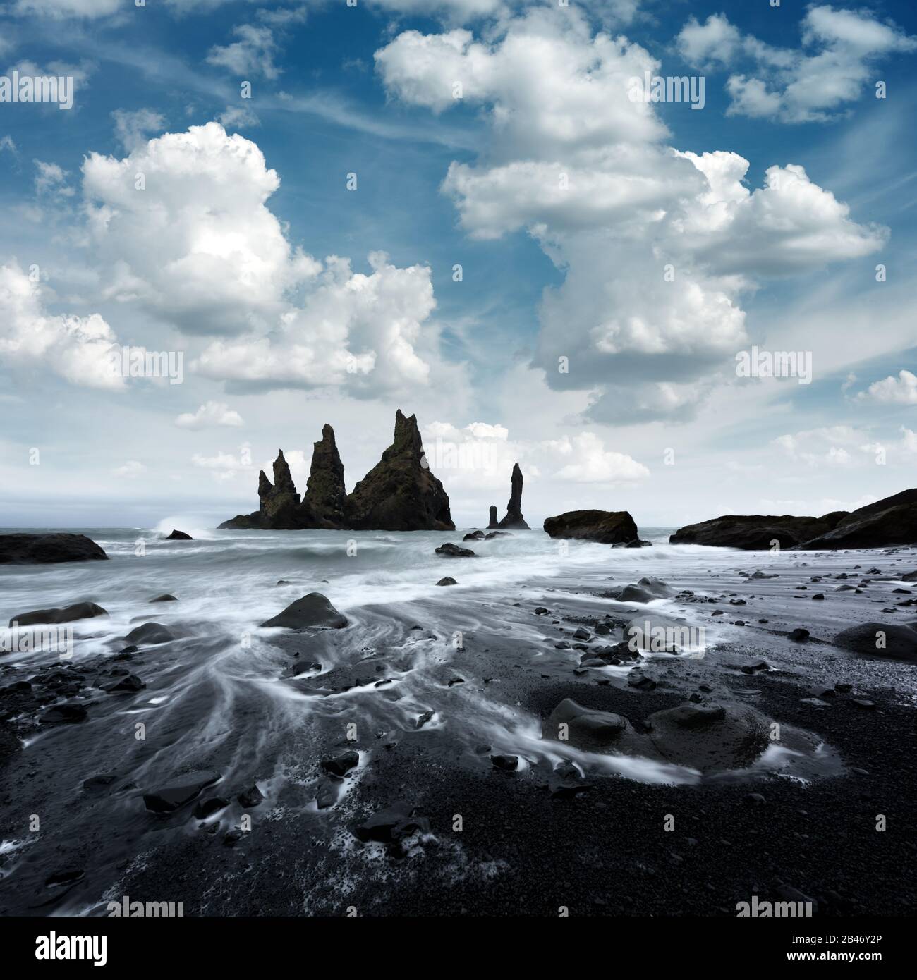 Fantastische Landschaft mit Basaltfelsen Troll-Zehen am Schwarzen Strand, stürmischen Ozeanwellen und Wolkengattungen. Reynisdrangar, Vik, Island Stockfoto