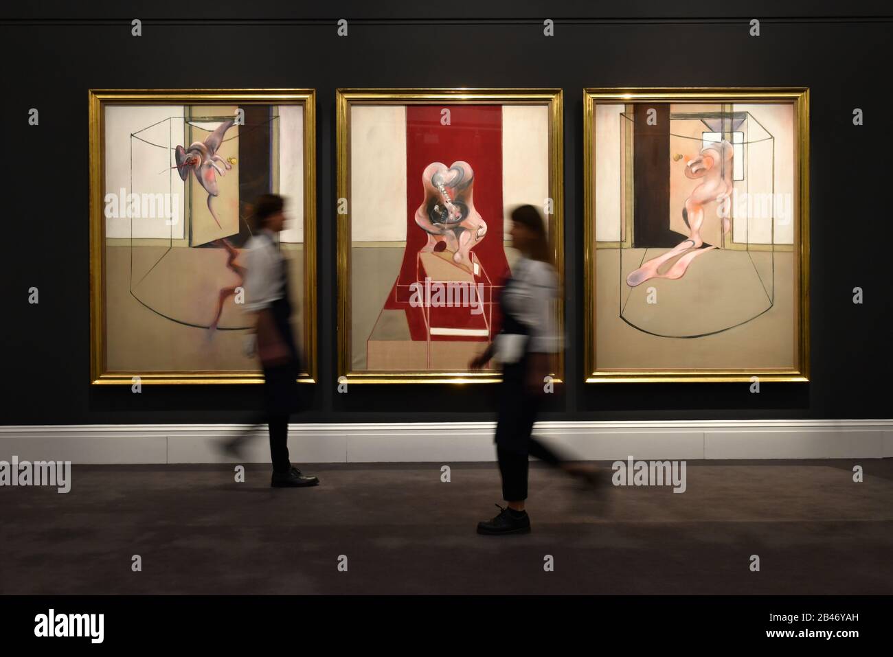 Triptychon Inspiriert von der Oresteia von Aeschylus, 1981 von Francis Bacon während einer Pressevorschau bei Sotheby's in London vor der Versteigerung des Kunstwerks, wo erwartet wird, dass es im Sotheby's Contemporary Art Sale in New York diesen Mai mehr als 60 Millionen US-Dollar einholt. Stockfoto