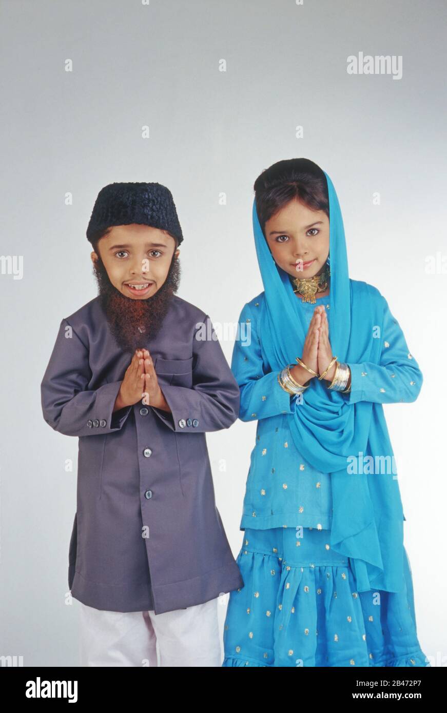 Junge und Mädchen in ausgefallener Kleidung als muslimisches Paar, HERR#496.495 Stockfoto