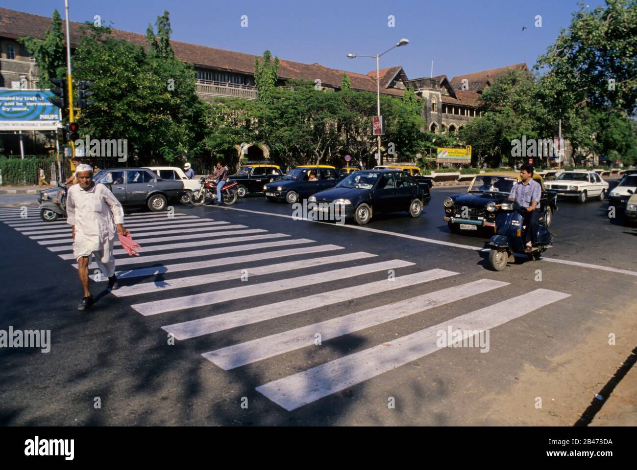 Man Auto Roller Zebra Kreuzung Straße in mumbai in maharashtra Indien, Asien Stockfoto