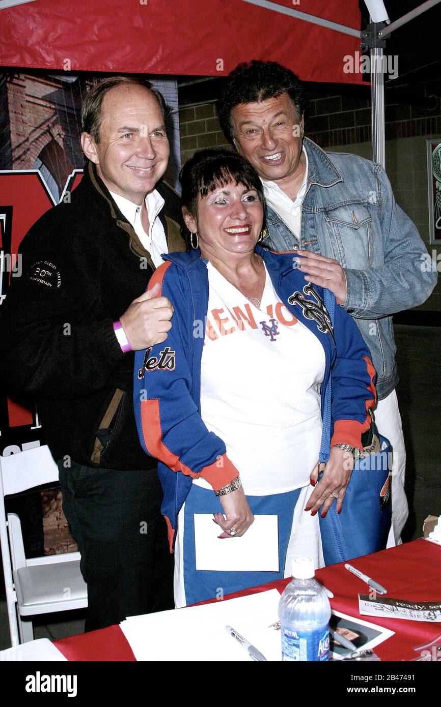 New York, NY, USA. Mai 2009. WCBS FM Radio Personality, Dan Taylor, Irv Mr. G' Gikofsky auf der CBS Radio New York Expo 2009 im Citi Field. Kredit: Steve Mack/Alamy Stockfoto