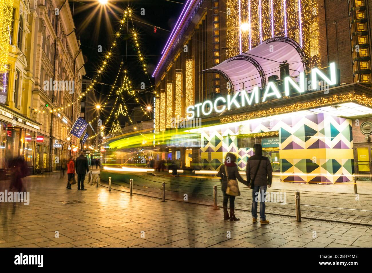 Weihnachtsmarktdekorationen in der helsinkier Straße Stockfoto