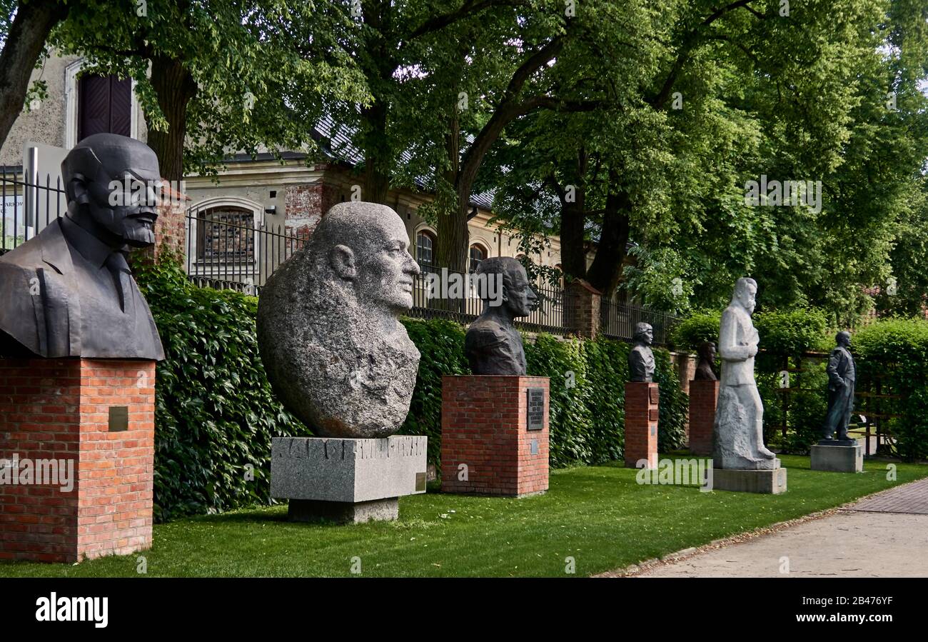 Polen, Lubliner Provinz, Dorf Kozlowka, der Palast Zamoyskis, der nördliche Pavillon (früher das Kutscherhaus) beherbergt die einzige Socialist-Realistische Kunstgalerie Polens, eine große Kunstsammlung der Zeit von 1950 bis 1955, mit mehr als 1.600 Skulpturen, Gemälden, Zeichnungen, Drucken und Plakaten.die Galerie wird mit den abgebauten Denkmälern ergänzt, die außerhalb stehen. Stockfoto