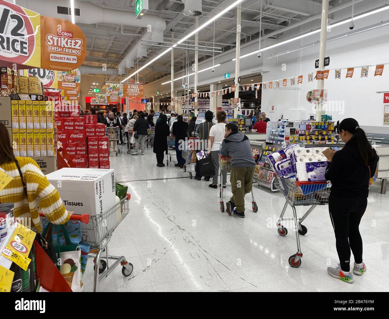 Narre Warren, Victoria Australien - 6. März 2020 - Käufer in der Warteschlange bei einem Supermarkt Panik beim Kauf von toilettenpapier während der Corona-Pandemie. Credit: Sarah Richardson/Alamy Live News Stockfoto