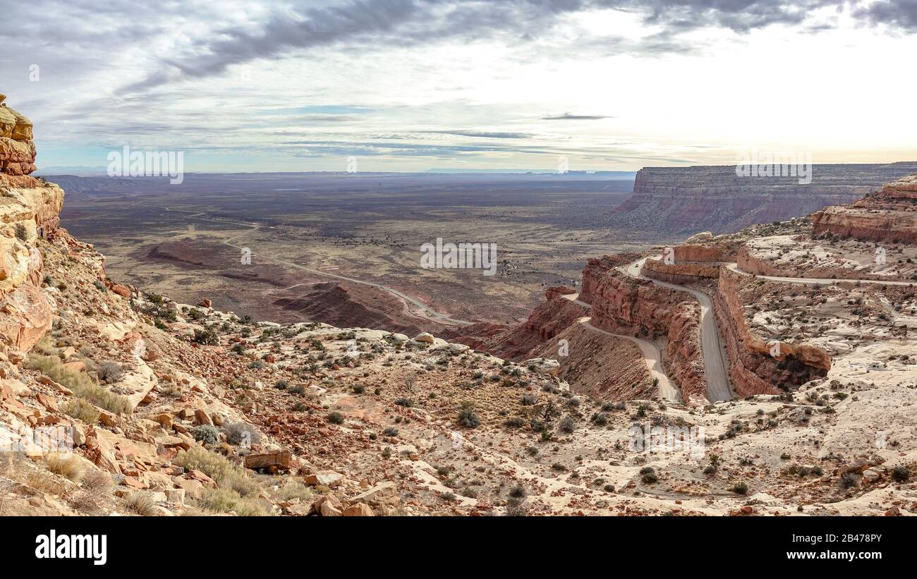 Der Mokee/Moki Dugway verschlungen sich an der Seite eines Escarpments in Utah Stockfoto