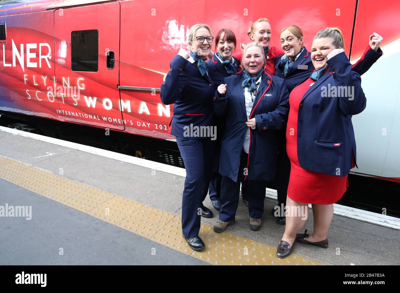 Alle weiblichen Besatzungsmitglieder und Fahrer Mel Tate (Mitte) der LNER Flying Scotsoman posieren für Fotos ihrer weiblichen Besatzungsmitglieder, um ihre Ankunft in der King's Cross Station zu feiern. Der Bahnverkehr LNER Edinburgh nach London hatte zur Feier des Internationalen Frauentags eine allweibliche Besatzung. Stockfoto