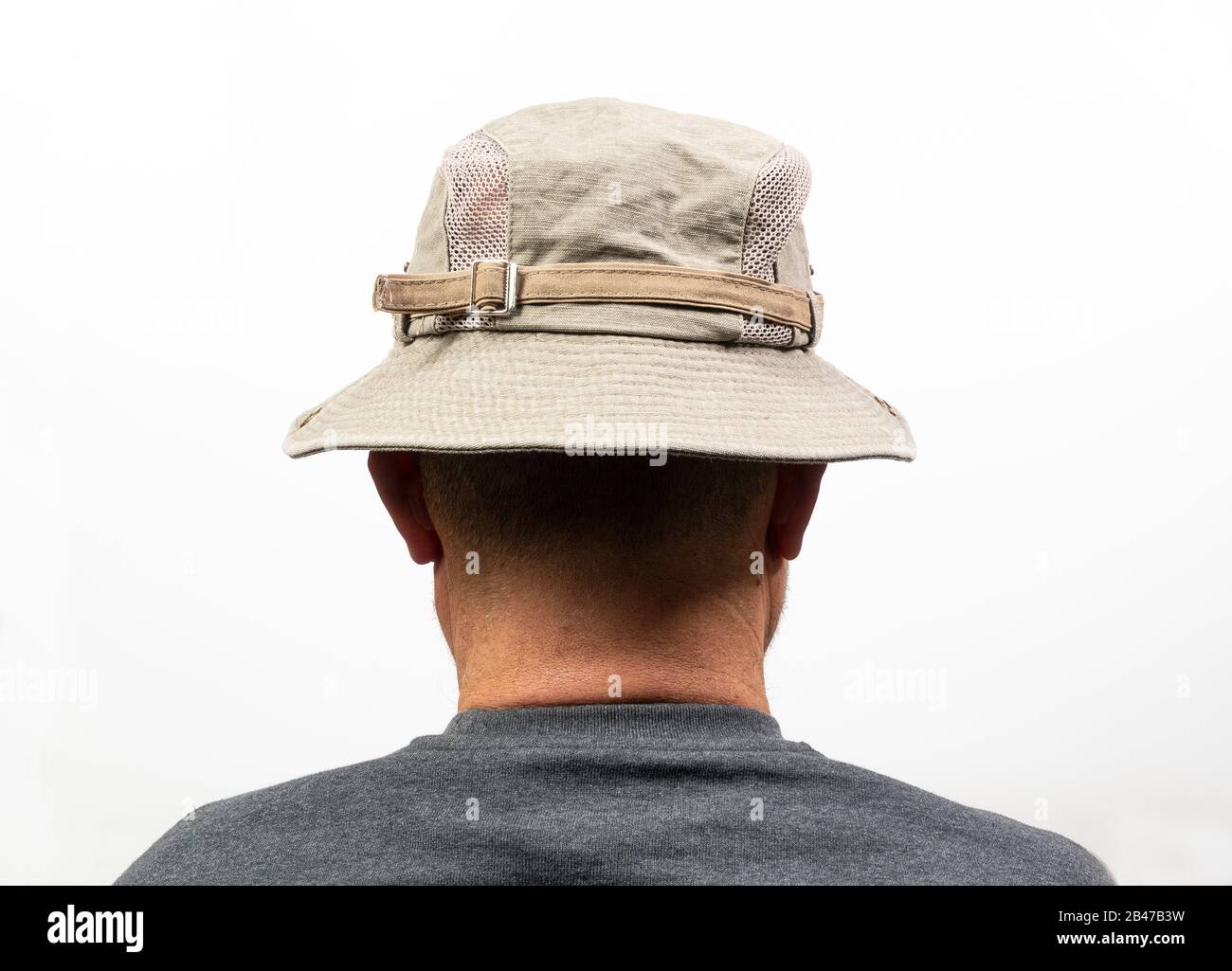 Ein Mann mittleren Alters wandte sich mit seinem Hut vom Rücken Stockfoto