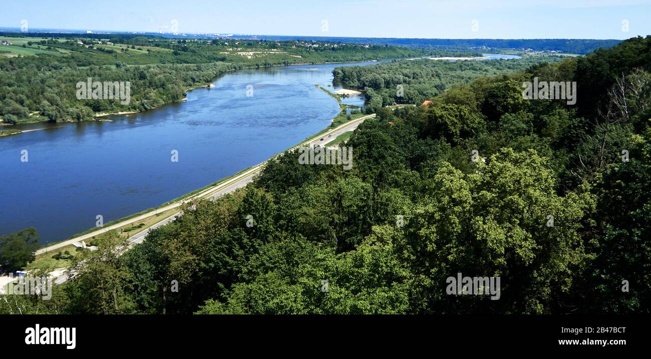 Europa, Polen, die Wojewodschaft Lublin, die Provinz Lublin, die Weichsel im Dorf Kazimierz Dolny, vom befestigten Turm aus wird die Gründung im 13. Jahrhundert Kazimierz Wielki von der Legende zugeschrieben. Stockfoto