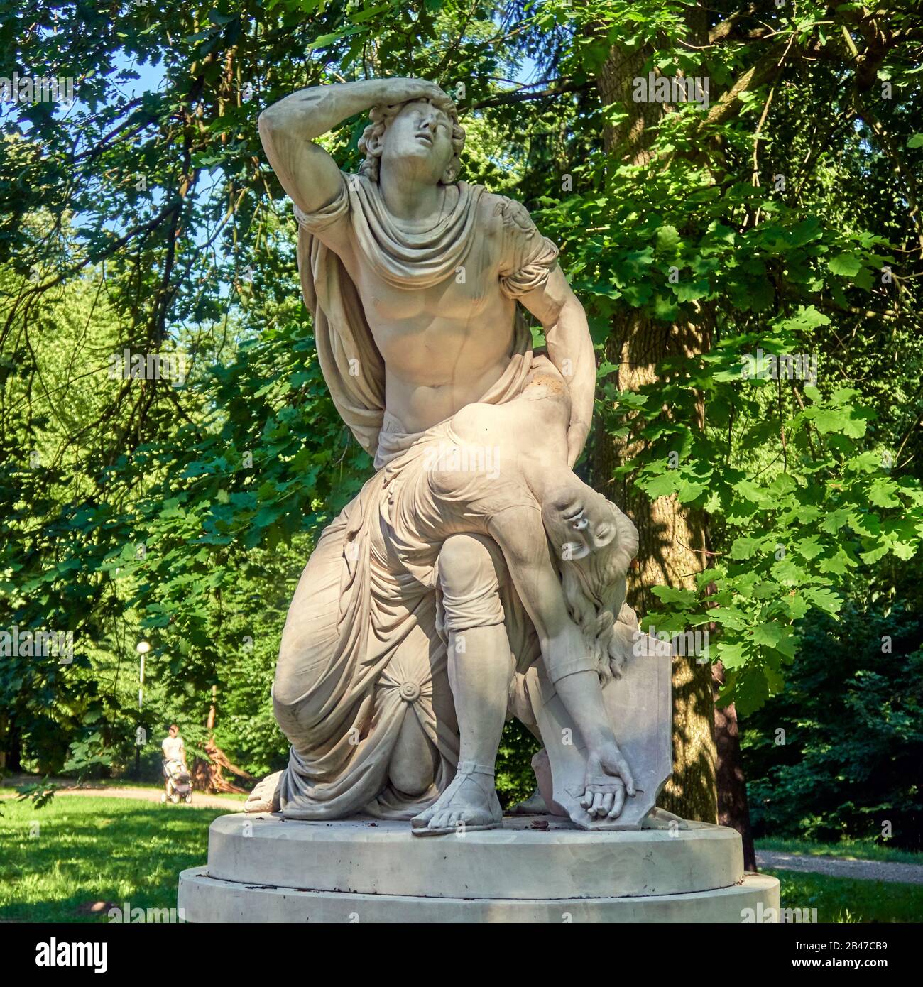 Europa, Polen, Wojewodschaft Lublin, Provinz Lublin, Schloss Czartoryski im Dorf Pulawy, der eigentliche Wiederaufbau des Palastes, nachdem er von den Schweden zerstört wurde, wurde von Maria Zofia Sieniawska übernommen. Sie, nachdem sie August Aleksander Czartoryski geheiratet hatte, brachte ihm ein riesiges Vermögen im Wind, darunter PU?awy. Die neuen Besitzer beschäftigten den sächsischen Architekten Jan Zygmunt Deybel, der ein prächtiges Rokoko-Wohnhaus baute. Tankred- und Klorynda-Statue im Park Stockfoto