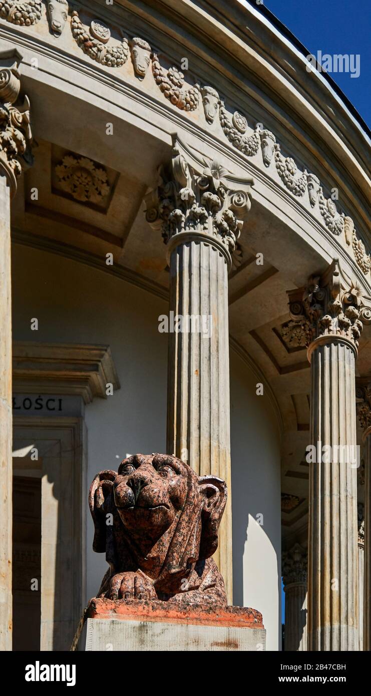 Europa, Polen, Wojewodschaft Lublin, Provinz Lublin, Schloss Czartoryski im Dorf Pulawy, der eigentliche Wiederaufbau des Palastes, nachdem er von den Schweden zerstört wurde, wurde von Maria Zofia Sieniawska übernommen. Sie, nachdem sie August Aleksander Czartoryski geheiratet hatte, brachte ihm ein riesiges Vermögen im Wind, darunter PU?awy. Die neuen Besitzer beschäftigten den sächsischen Architekten Jan Zygmunt Deybel, der ein prächtiges Rokoko-Wohnhaus baute. Tempel des Sibyl im Park Stockfoto