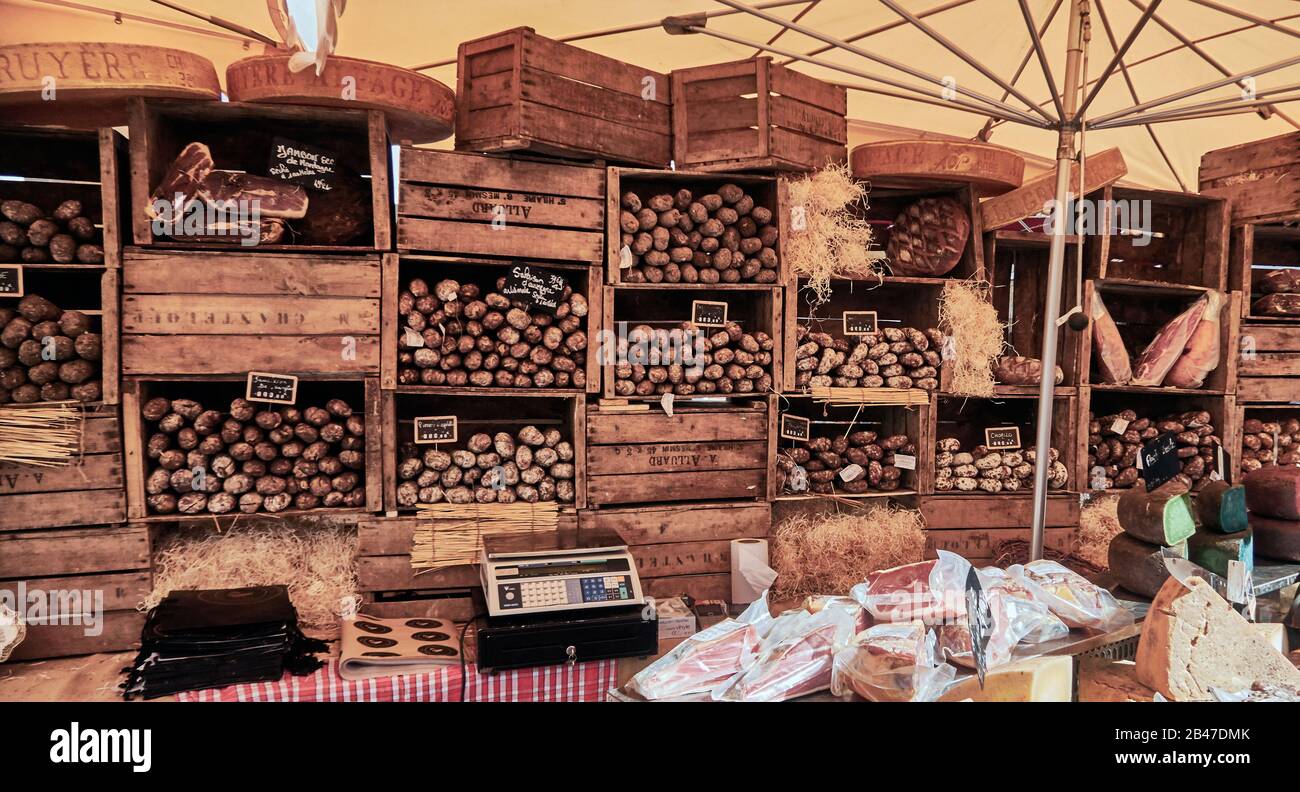 Europa, Frankreich, Chalon-sur-Saône, Bourgogne-Franche-Comté, Saint-Vincent-Platz, der Sonntagsmarkt in der Chalon-Sur-Saone-Stadt Saint-Vincent-Platz. In der Altstadt, Geschäft, Trockenwurst. Stockfoto
