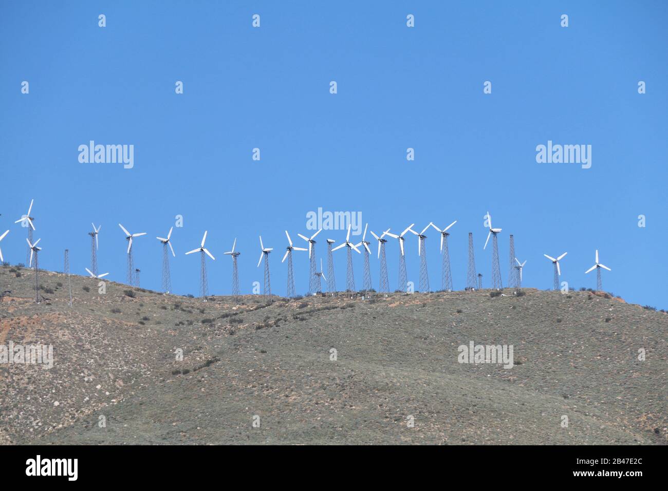 Ein alter Retro-Windpark mit Blick auf die Bergspitze Stockfoto