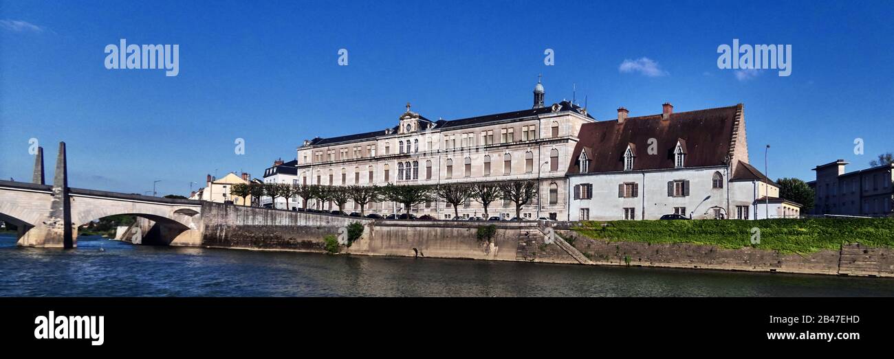 Europa, Frankreich, Chalon-sur-Saône, Bourgogne-Franche-Comté, Departements, Blick von Quai Gambetta von der Insel Saint-Laurent und dem alten Krankenhaus des 16. Jahrhunderts, Fluss Saône Stockfoto