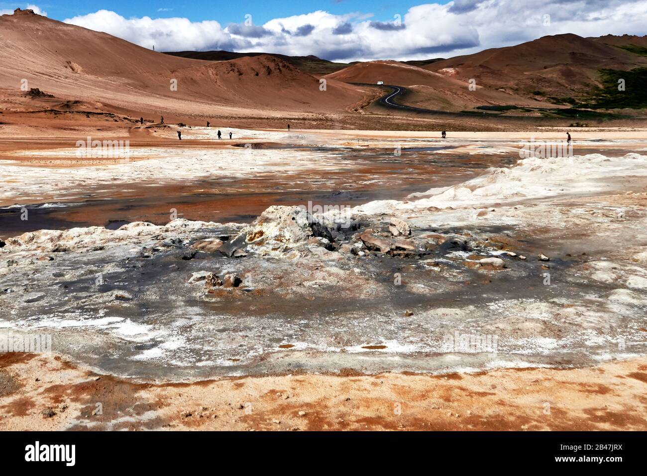 Europa, Island, der Pass Námaskarð ist ein geothermisches Gebiet auf dem Berg Námafjall, im Norden Islands, das an das Krafla-Vulkansystem angeschlossen ist, in Námaskarð gibt es viele heiße Quellen, Schlammtöpfe und Fumarolen. Stockfoto