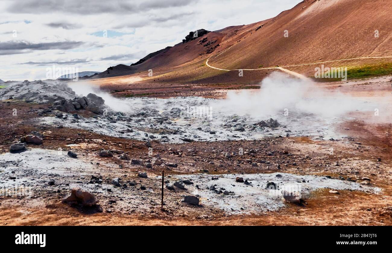 Europa, Island, der Pass Námaskarð ist ein geothermisches Gebiet auf dem Berg Námafjall, im Norden Islands, das an das Krafla-Vulkansystem angeschlossen ist, in Námaskarð gibt es viele heiße Quellen, Schlammtöpfe und Fumarolen. Stockfoto