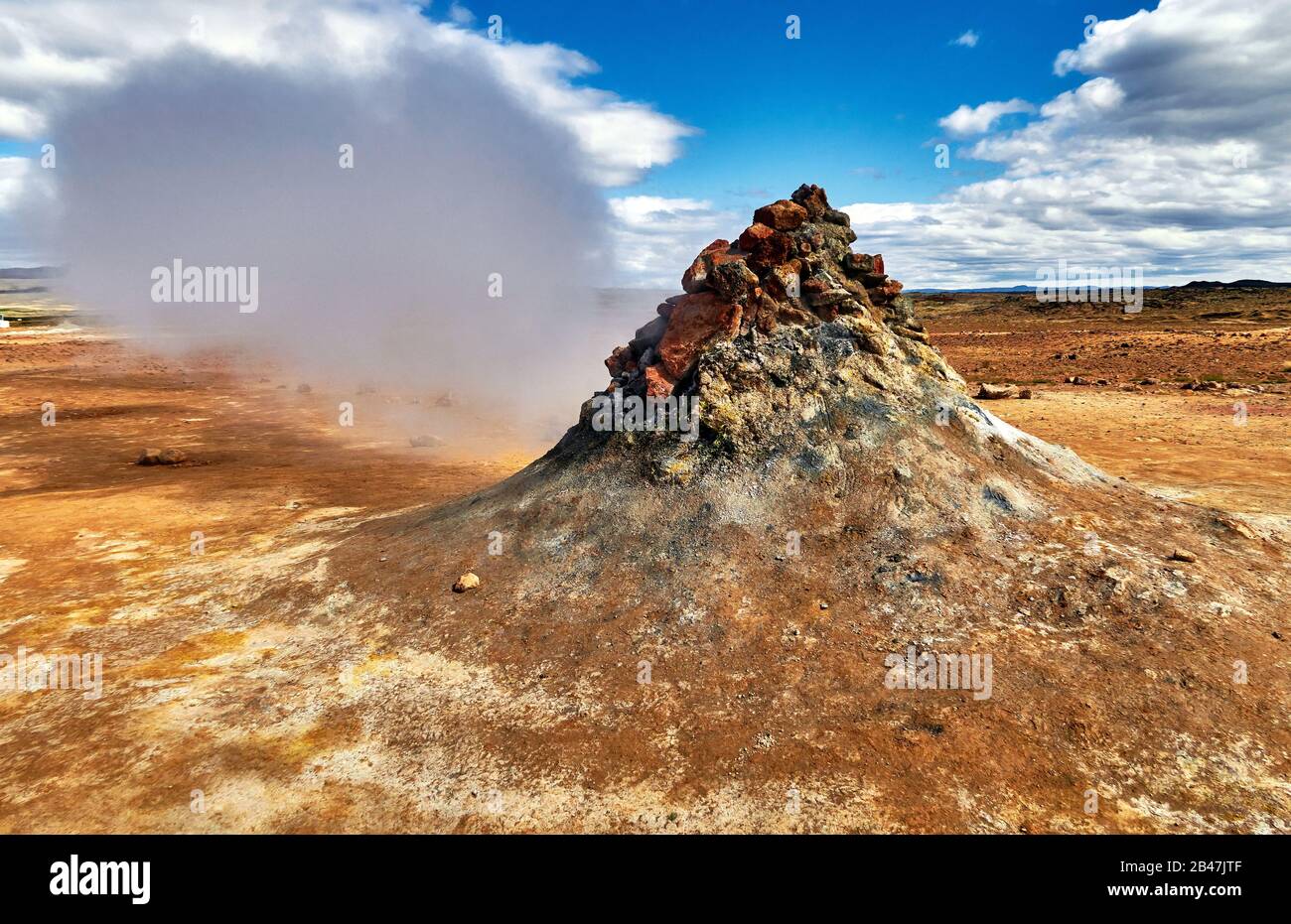 Europa, Island, der Pass Námaskarð ist ein geothermisches Gebiet auf dem Berg Námafjall, im Norden Islands, das an das Krafla-Vulkansystem angeschlossen ist, in Námaskarð gibt es viele heiße Quellen, Schlammtöpfe und Fumarolen. Stockfoto