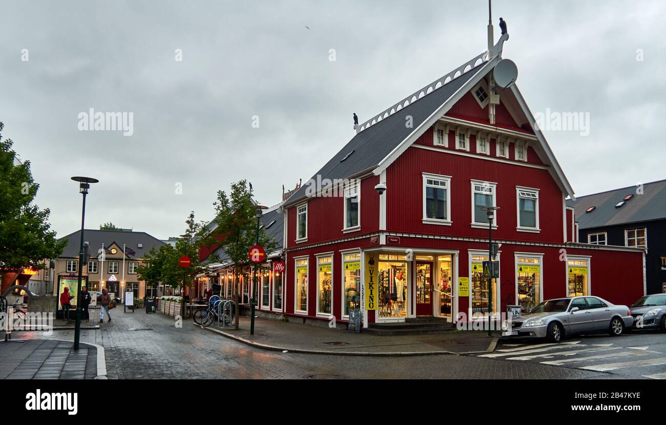 Europa, Reykjavik, Island, Bunte Gebäude Am Ingolfstorg-Platz, Geschäfte und Restaurants an einem regnerischen Tag im Sommer Stockfoto