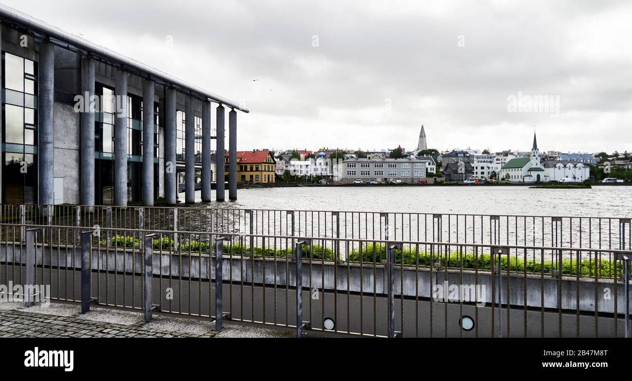 Europa, Island, die eigentliche Landschaft von Reykjavik Stadt von Tjörnin See und Ufer, sehen wir verschiedene Gebäude, darunter Reykjavik Rathaus, das Rathaus am See Stockfoto