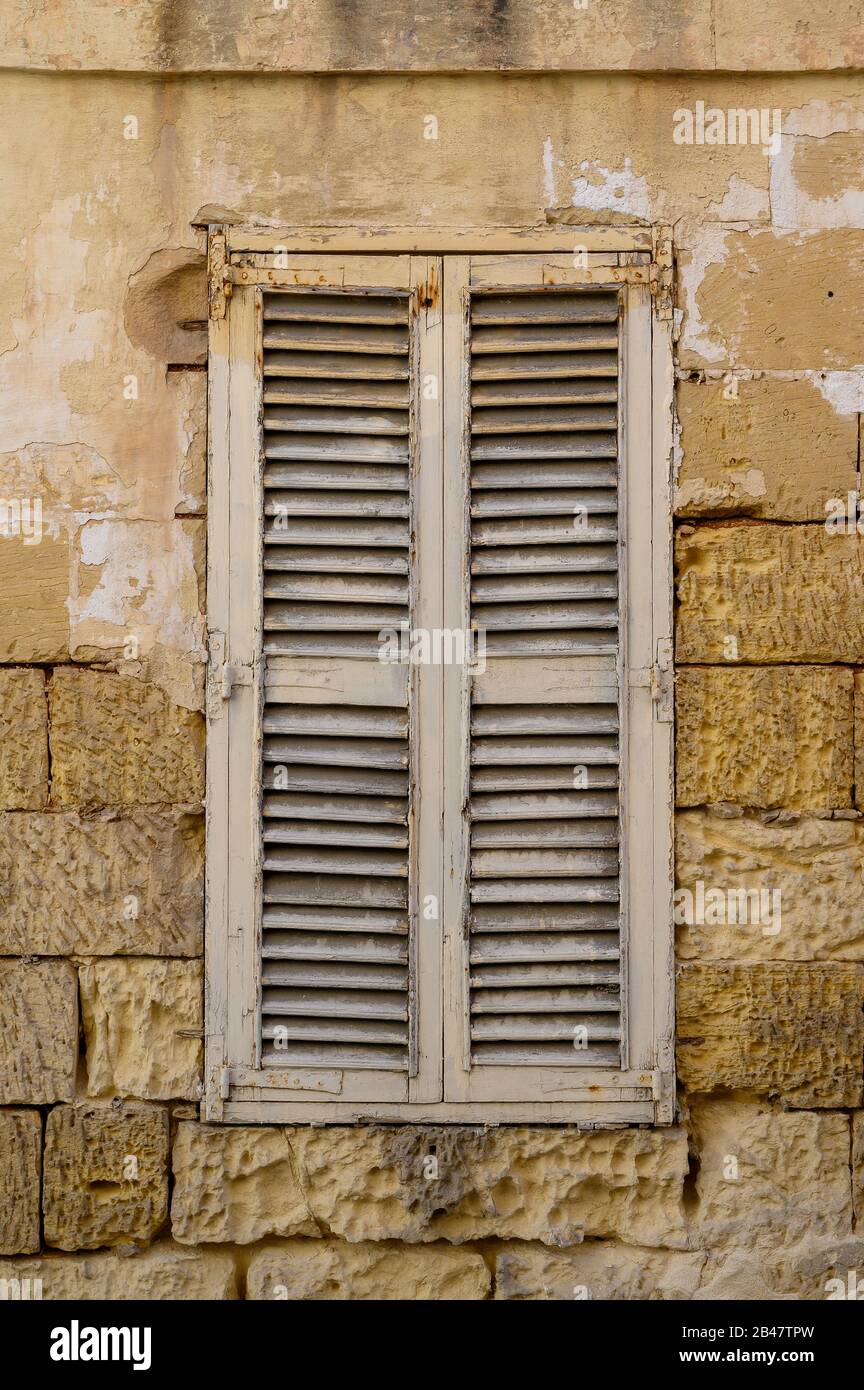 Alter Holzverschluss in einer Hauswand aus Steinblöcken Stockfoto
