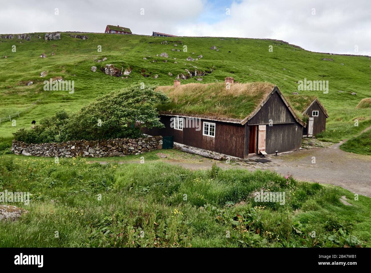 Dänemark, Halbinsel Tinganes, Torshavn, im Nationalmuseum der Färöer, alte Natur- und kulturhistorische Bauernhöfe des Hauses, Holzhäuser auf Tinganes wurden im 16. Und 17. Jahrhundert erbaut und haben ein Rasendach, Das ist auf den Färöern sehr verbreitet: holzhäuser auf Tinganes wurden im 16. Und 17. Jahrhundert gebaut und haben ein Rasendach, das auf den Färöern sehr verbreitet ist. Stockfoto