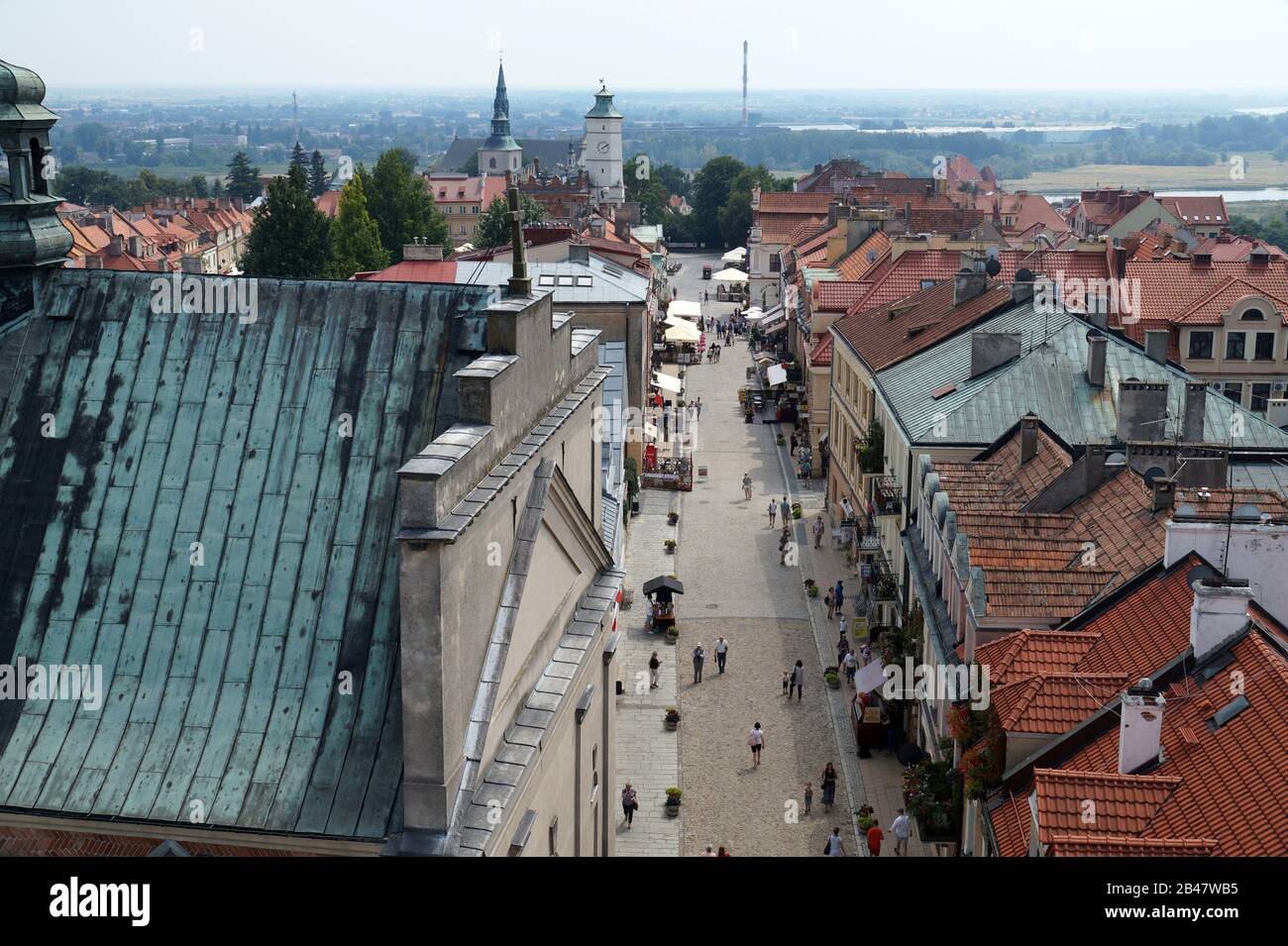 Sandomierz, Polen, Juli 2018. Opatowska Straße, eine der Straßen der Altstadt. Stockfoto