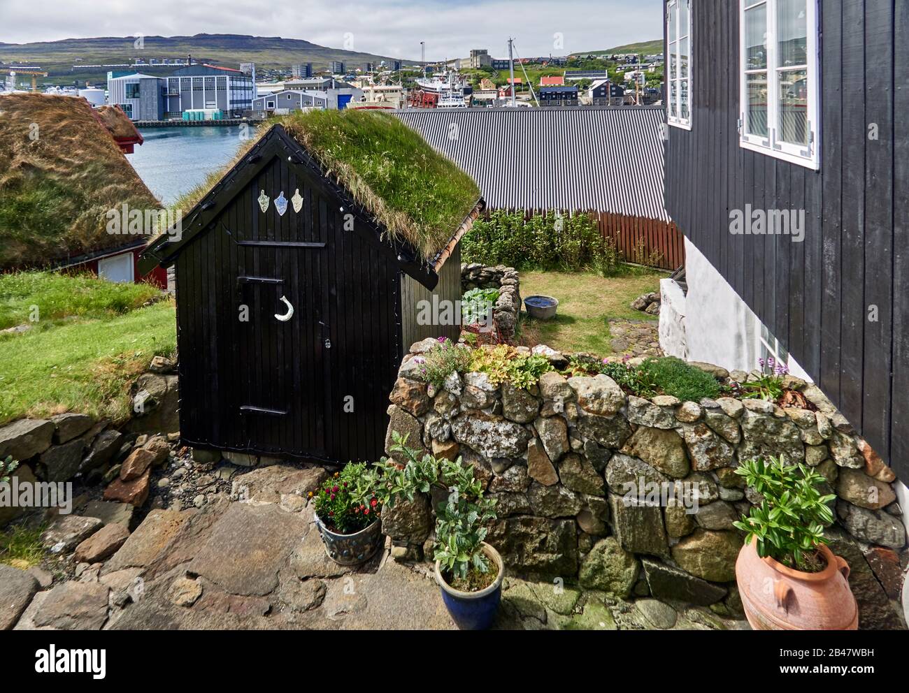 Dänemark, Halbinsel Tinganes, Torshavn, Streymoy, Färöer. Tinganes ist der historische Ort der färöischen landsstýri (Regierung) und ein zentraler Teil von Tórshavn. Der Name Tinganes bedeutet im färöischen "landtagspunkt" oder "landtagspunkt". Viele der Holzhäuser auf Tinganes wurden im 16. Und 17. Jahrhundert erbaut und verfügen über ein Rasendach, das auf den Färöern sehr verbreitet ist. Stockfoto