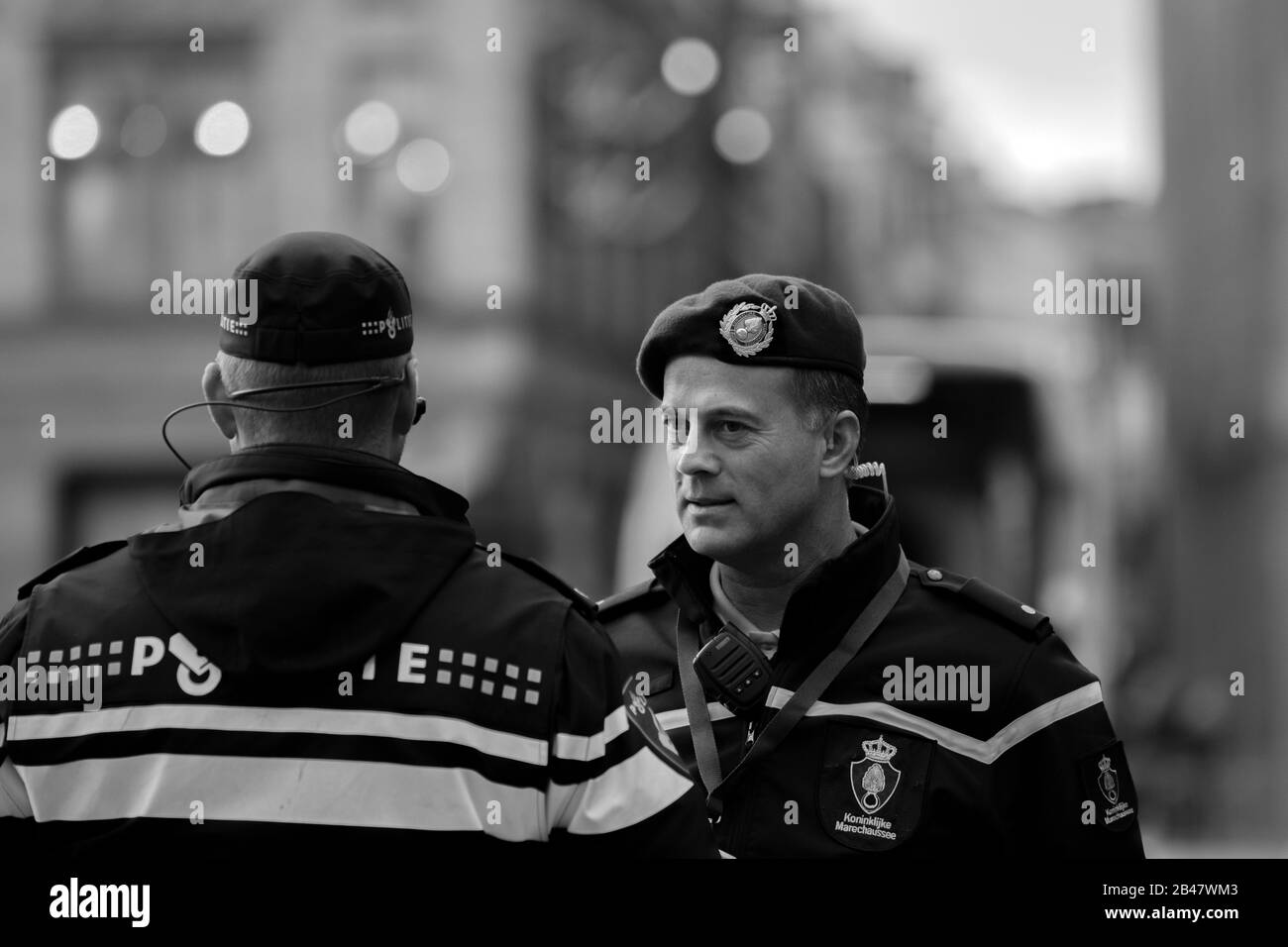 Polizei Und Mar Beim Gespräch Auf Dem Dam Square Amsterdam Die Niederlande 2019 Über Schwarz-WeiSs Stockfoto