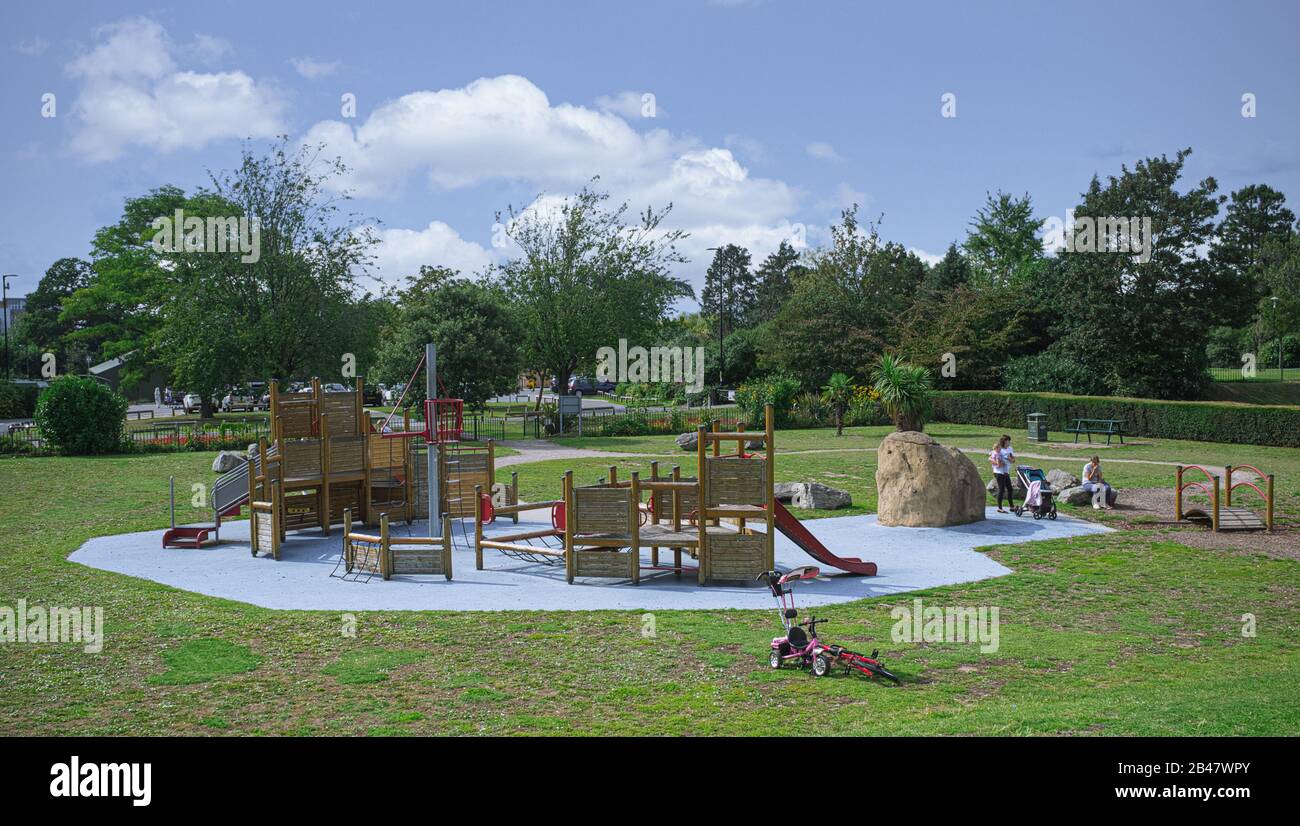 Kinder, die die Spielbereiche im Salt Hill Park, Slough, genießen, während ihre Eltern darauf schauen. Sonniger Tag, Mittsommerurlaub Stockfoto