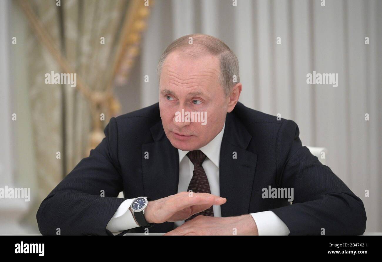 März 2020. - Russland, Moskau. - der russische Präsident Wladimir Putin führt ein Treffen mit den Führern der Staatsduma-Fraktion durch, um über Änderungen der russischen Verfassung zu diskutieren. Stockfoto