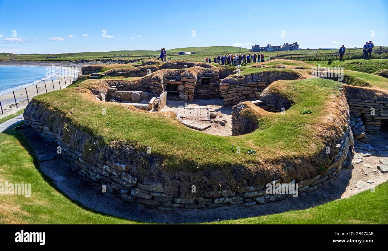 UK, Schottland, Orkney Islands ist eine Inselgruppe auf den nördlichen Inseln Schottlands, Atlantik, Skara Brae, eine neolithische Siedlung auf dem Festland Orkneys. In diesem prähistorischen Dorf, einer der am besten erhaltenen Gruppen prähistorischer Häuser in Westeuropa, können die Menschen die Lebensweise von vor 5.000 Jahren sehen, bevor Stonehenge erbaut wurde. Stockfoto