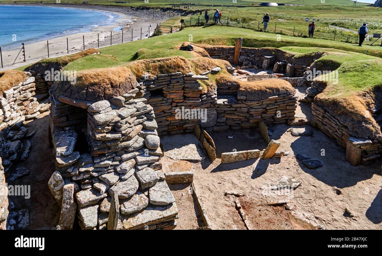 UK, Schottland, Orkney Islands ist eine Inselgruppe auf den nördlichen Inseln Schottlands, Atlantik, Skara Brae, eine neolithische Siedlung auf dem Festland Orkneys. In diesem prähistorischen Dorf, einer der am besten erhaltenen Gruppen prähistorischer Häuser in Westeuropa, können die Menschen die Lebensweise von vor 5.000 Jahren sehen, bevor Stonehenge erbaut wurde. Stockfoto