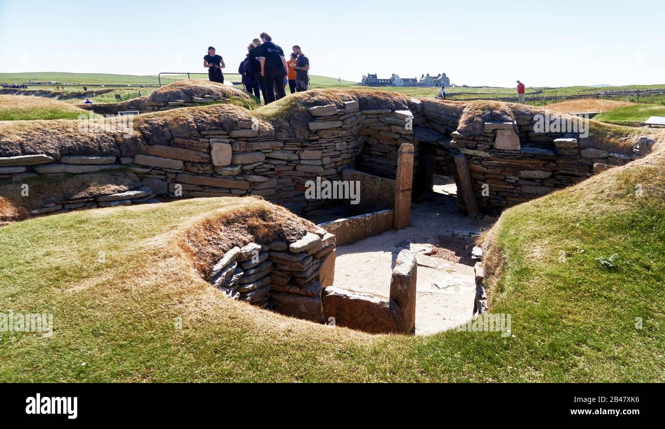 UK, Schottland, Orkney Islands ist eine Inselgruppe auf den nördlichen Inseln Schottlands, Atlantik, Skara Brae, eine neolithische Siedlung auf dem Festland Orkneys. In diesem prähistorischen Dorf, einer der am besten erhaltenen Gruppen prähistorischer Häuser in Westeuropa, können die Menschen die Lebensweise von vor 5.000 Jahren sehen, bevor Stonehenge erbaut wurde. Stockfoto