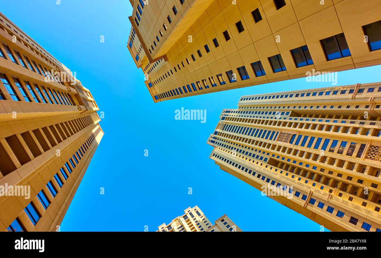 Blick auf moderne mehrstöckige Mehrfamilienhäuser gegen den blauen Himmel Stockfoto