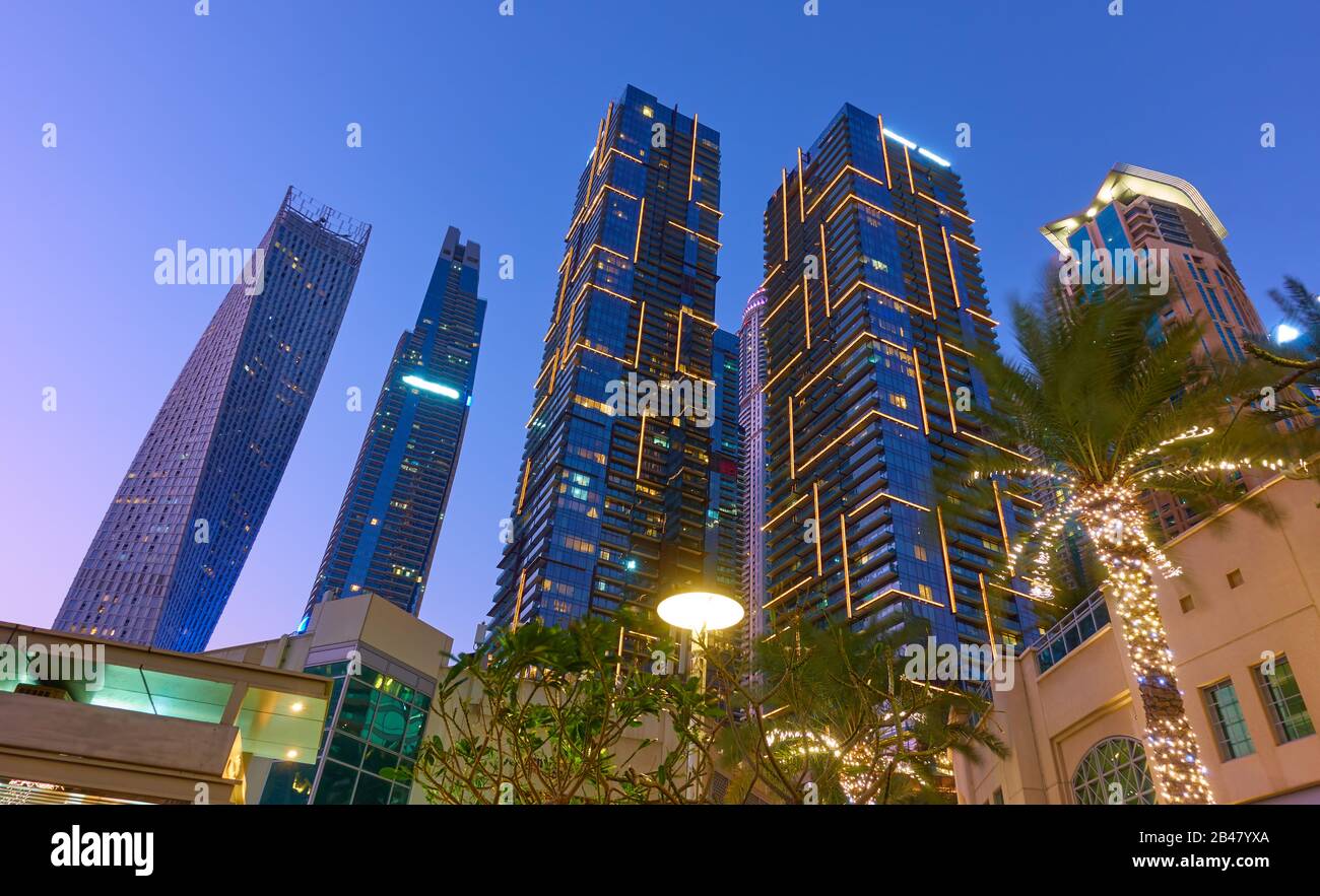 Beleuchtete Türme des Stadtteils Dubai Marina in der Nacht, Vereinigte Arabische Emirate Stockfoto
