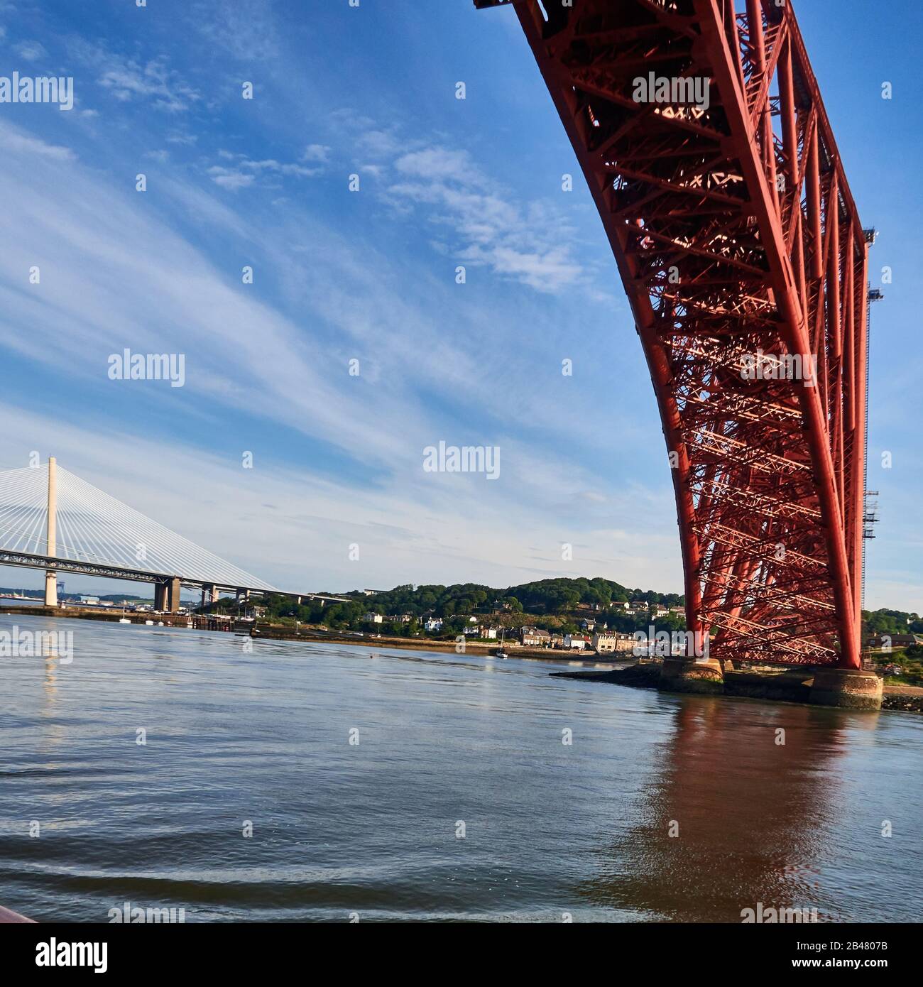 Großbritannien, die Forth Bridge ist eine Eisenbahnbrücke mit Auslegern über den Firth of Forth im Osten Schottlands, 14 km westlich vom Stadtzentrum von Edinburgh. Es gilt als ikonische Struktur und Symbol Schottlands und gehört zum UNESCO-Weltkulturerbe. Es wurde von den englischen Ingenieuren Sir John Fowler und Sir Benjamin Baker entworfen. Dunfermline Royal Burgh and City, Forth Railway Bridge, River Forth Stockfoto