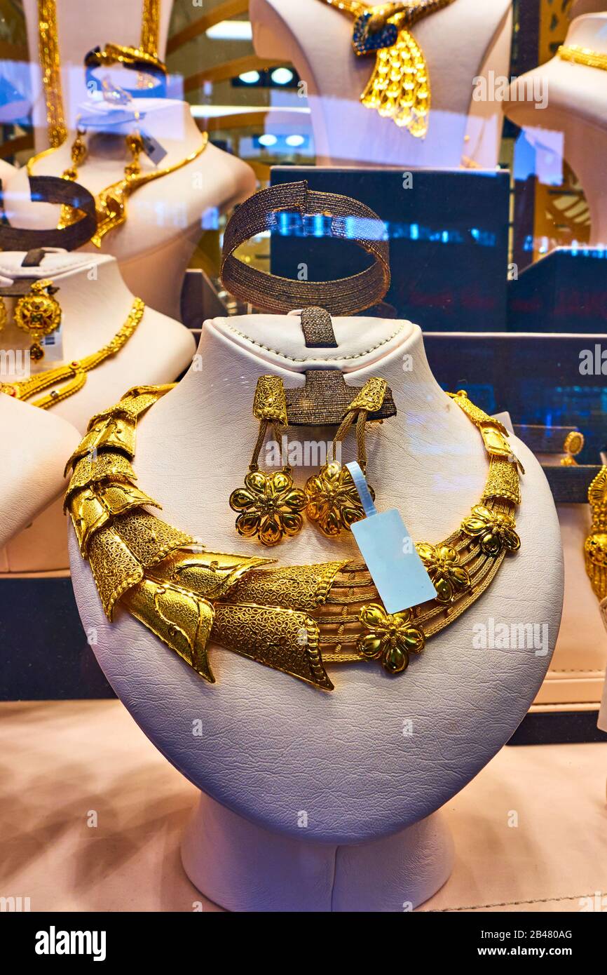 Schmuck - Schaufenster mit goldener Halskette eines Juweliergeschäftes auf dem Golden Souk in Dubai, VAE Stockfoto