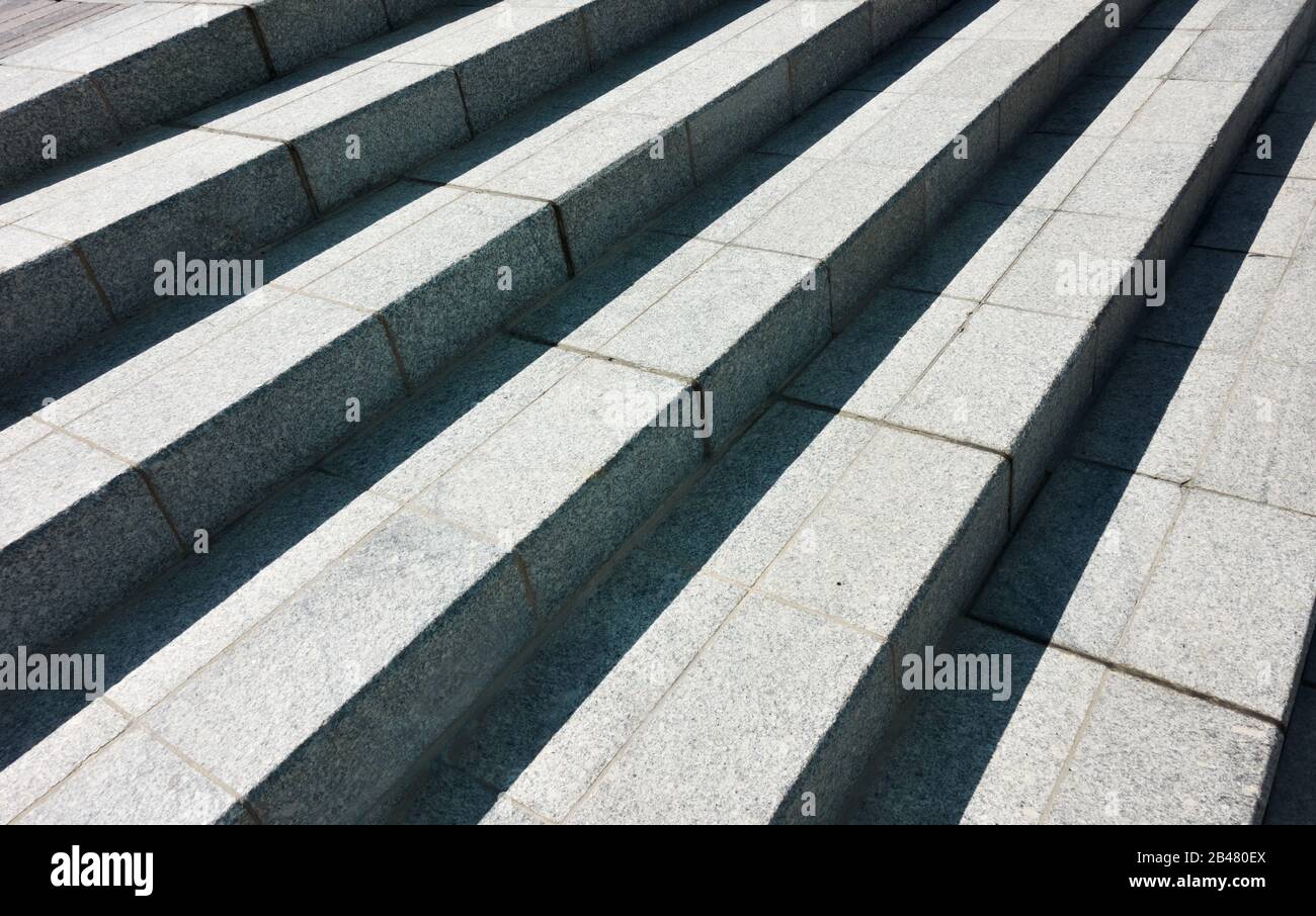 Abstrakte Treppen aus Granit - architektonischer Boden mit diagonalen Linien Stockfoto