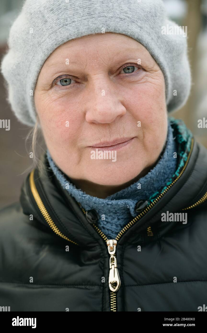 Winterporträt einer schönen Frau im Alter. Stockfoto