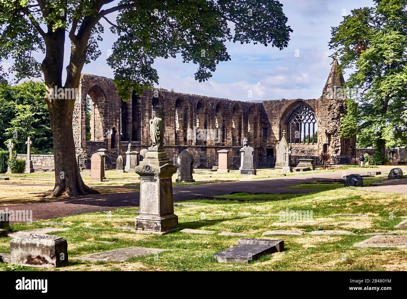 Das Kloster Dunfermline und die Ruinen des Königspalasts, eines der großen kulturellen und historischen Zentren Schottlands, das einst reichste und mächtigste Kloster Schottlands war, wurde der Königspalast im 16. Jahrhundert erbaut, um bedeutende Gäste zu beherbergen Stockfoto