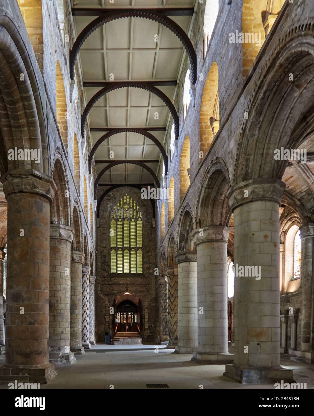 Die dreistöckige normannische Kirche Dunfermline Abbey, in der Robert the Bruce begraben ist, Dunfermline, Fife, Schottland, Großbritannien, Europa, wurde im 12. Jahrhundert erbaut Stockfoto