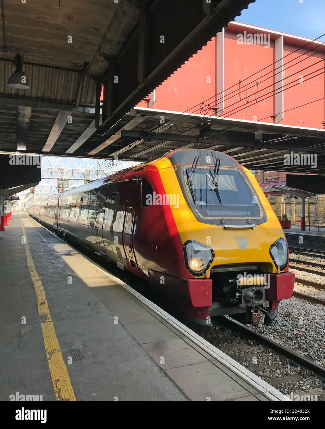 Ein Zug an der Westküste von Avanti am Bahnhof Crewe. Stockfoto