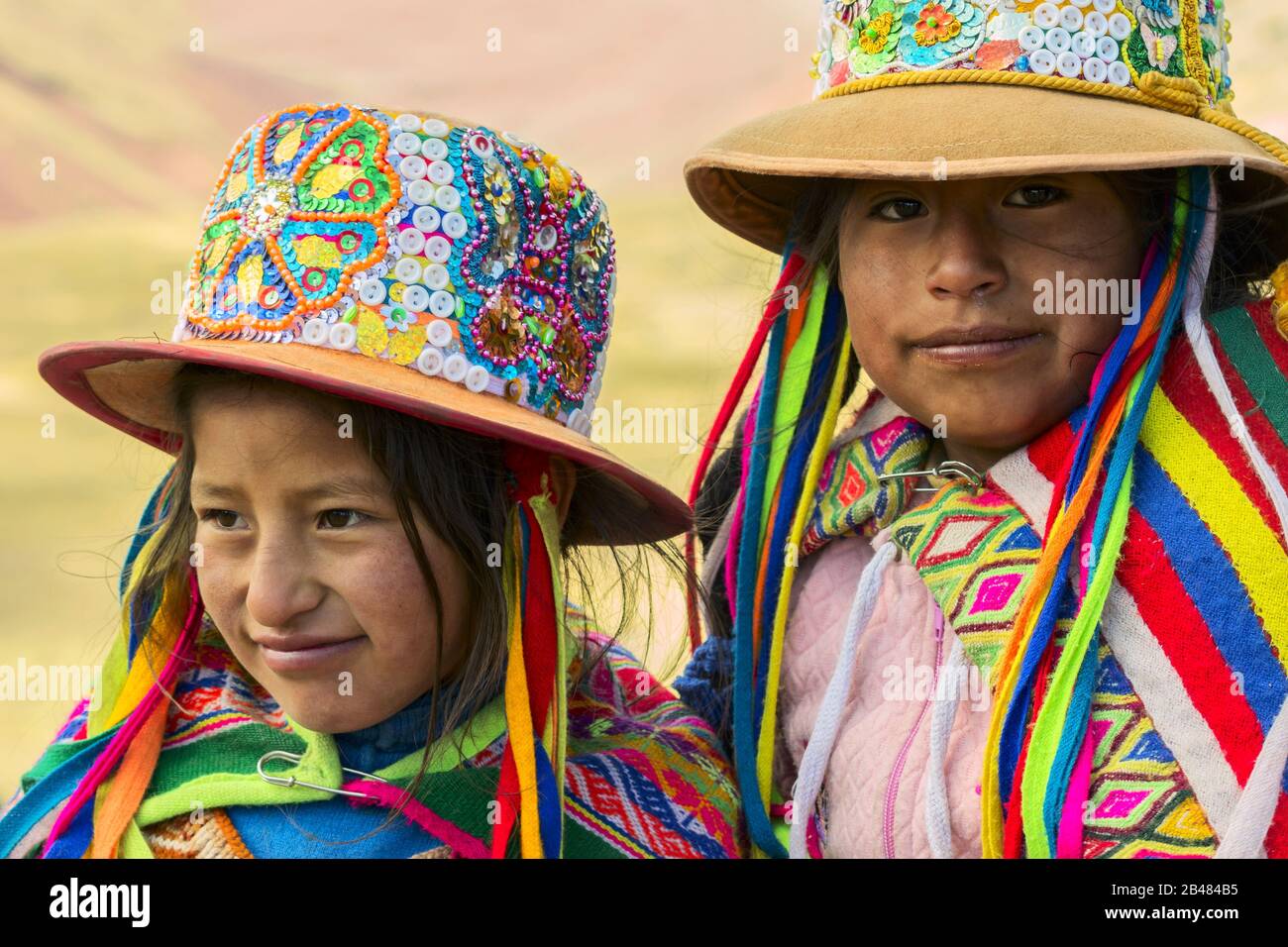 PALCOOYO, PERU - 01. september 2019: Nicht identifizierte Kinder in Palccoyo, Bergraiben, Peru. Die Quechua sind eine vielfältige indigene Ethnie o Stockfoto